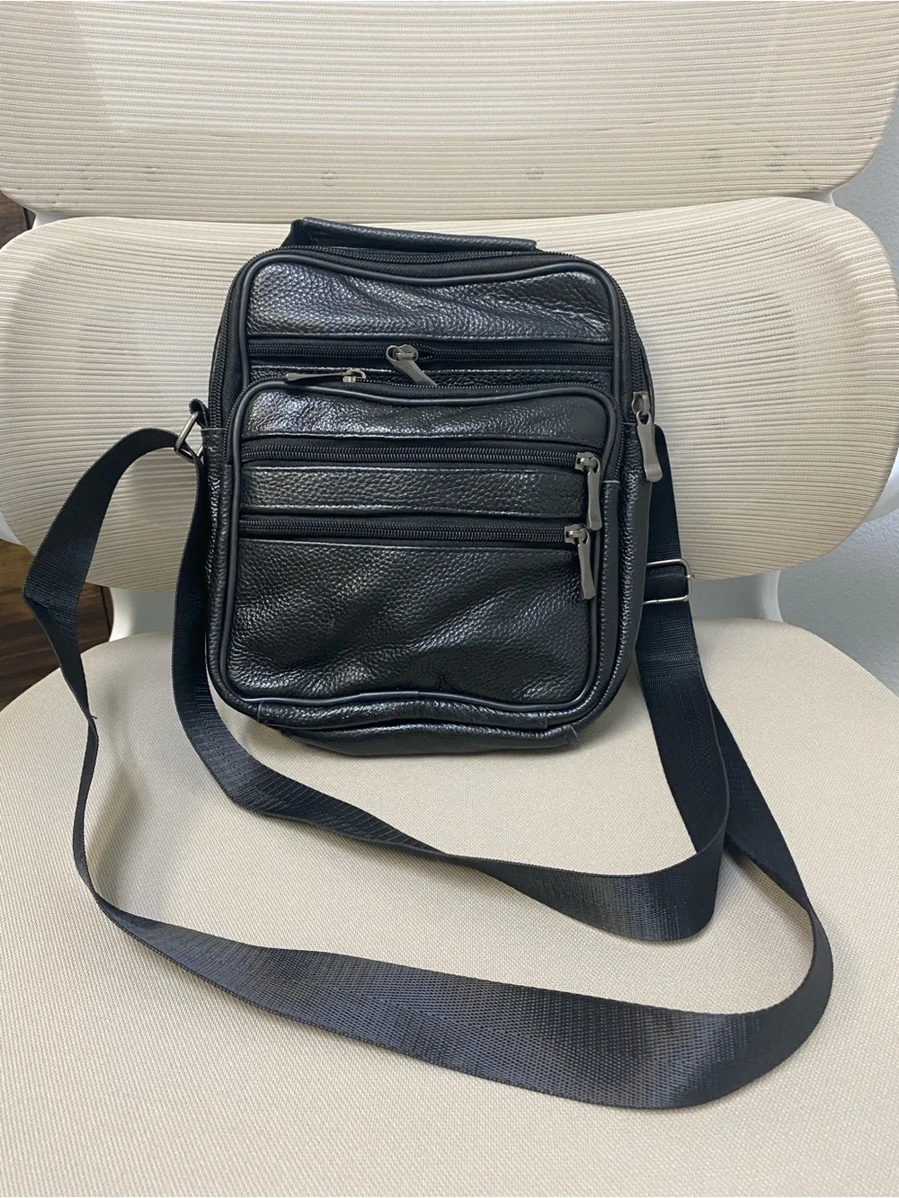 UniseGenuine Leather Black Crossbody Messenger Bag Multi-Pocket Adjustable Strap